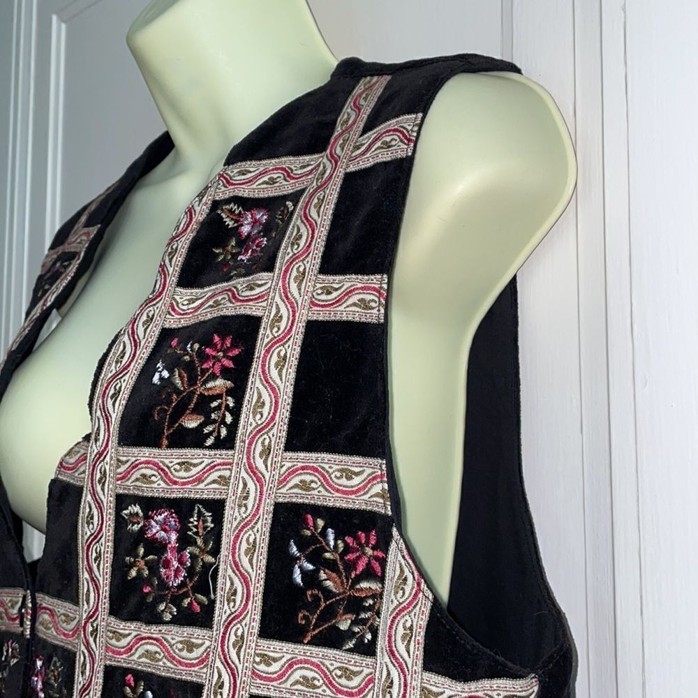 Vtg 90s Van Heusen black velvet vest with brocade ribbon & floral embroidery‎ - Picture 4 of 8